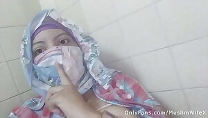 Real Arab عرب وقحة كس Mom Sins In Hijab By Squirting Her Muslim Vagina On Webcam ARABE RELIGIOUS SEX